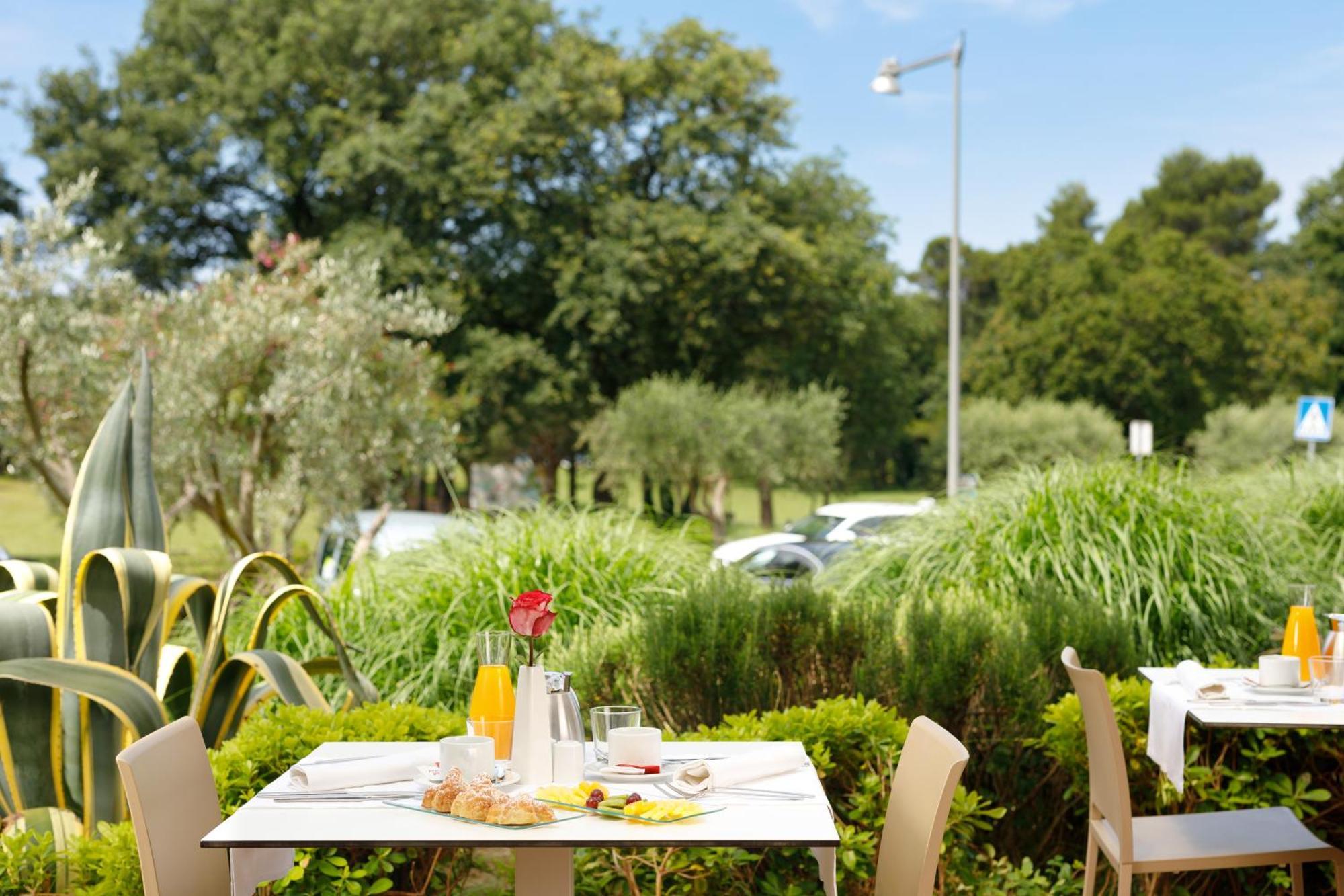 אומאג Hotel Garden Istra Plava Laguna מראה חיצוני תמונה
